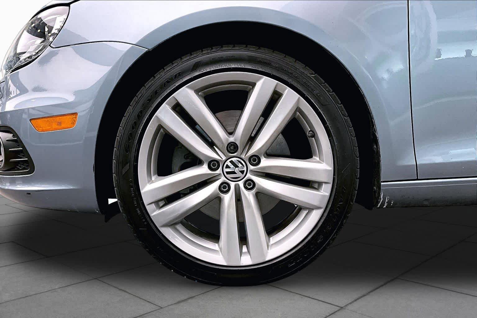 Used 2012 Volkswagen Eos Executive FWD image 10