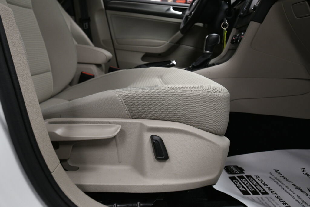 Used 2017 Volkswagen Golf S image 26