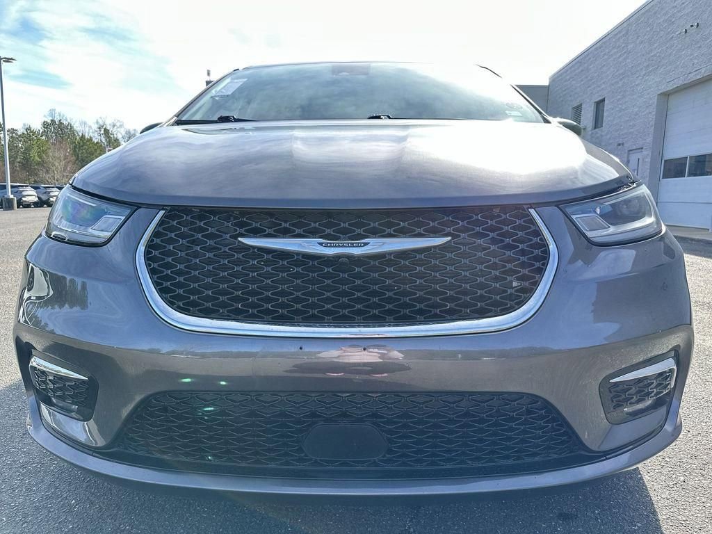 Used 2023 Chrysler Pacifica Touring-L image 27