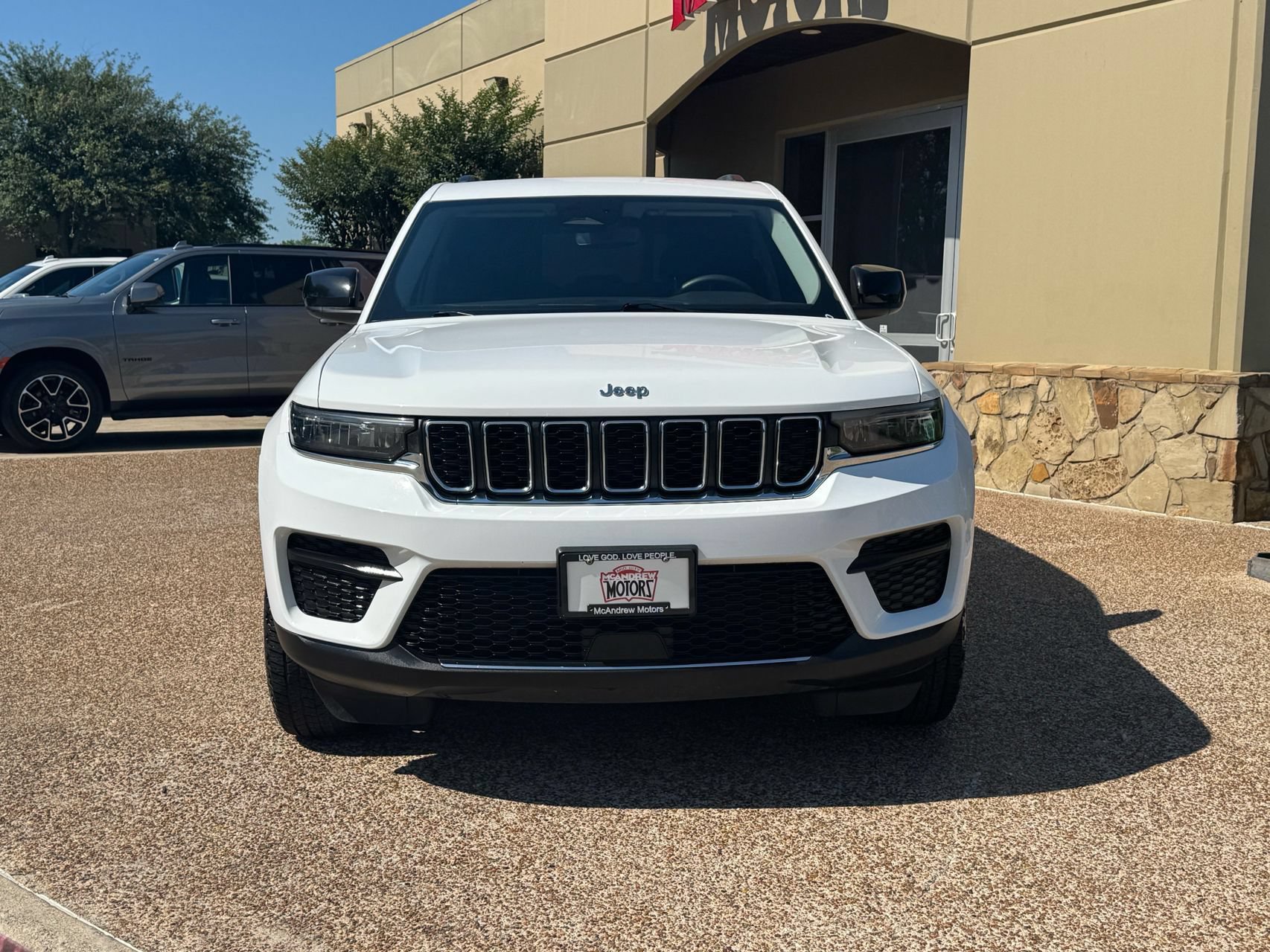 Used 2023 Jeep Grand Cherokee Laredo RWD image 5