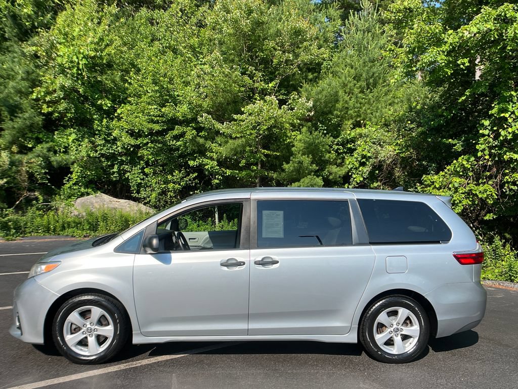 Used 2020 Toyota Sienna L FWD image 2