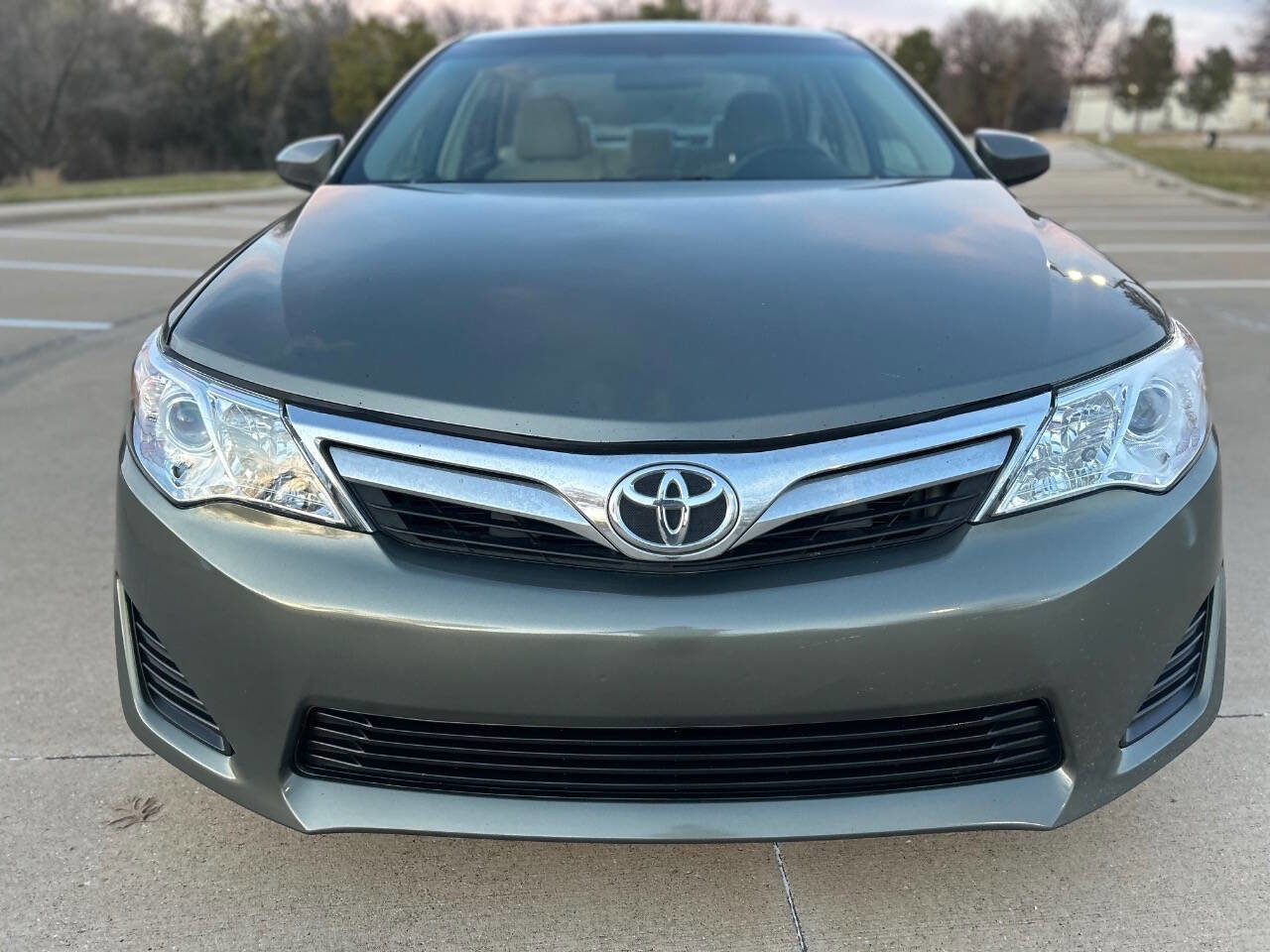 Used 2012 Toyota Camry LE FWD image 3