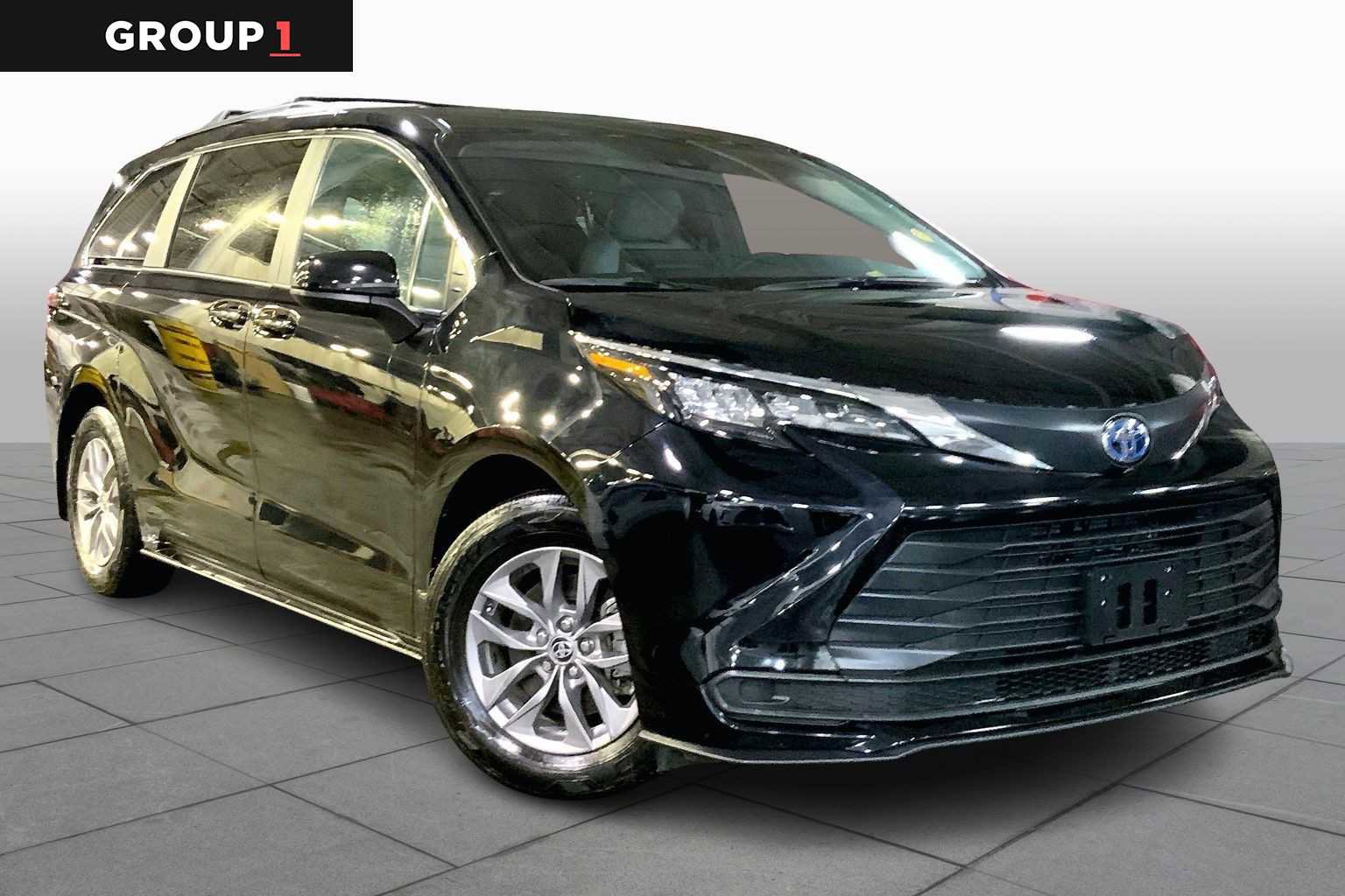 Certified 2025 Toyota Sienna LE image 3