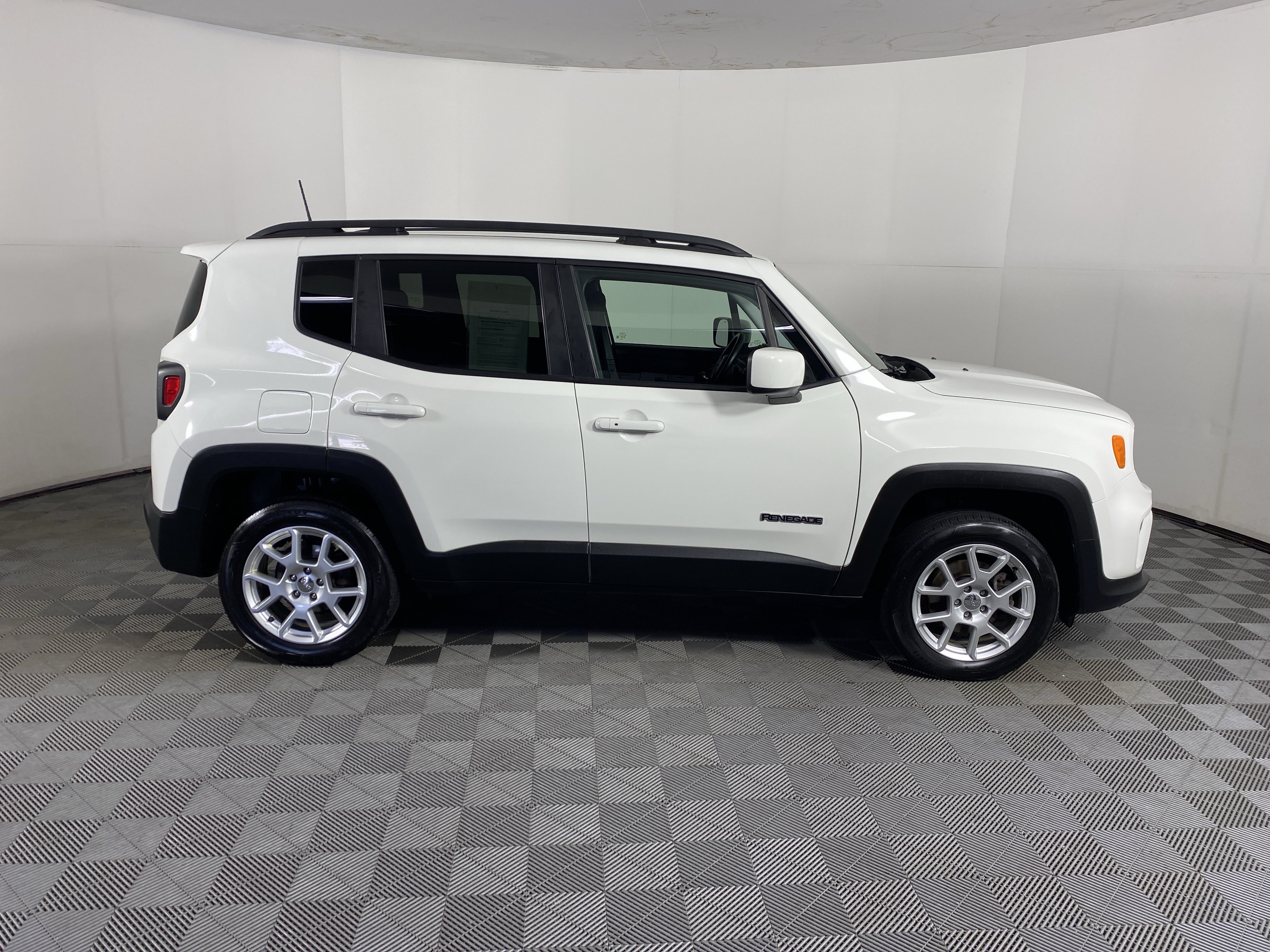 Used 2020 Jeep Renegade Latitude w/ Cold Weather Group AWD/4WD image 6