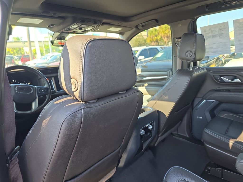 Used 2022 GMC Yukon XL Denali w/ Denali Premium Package image 15