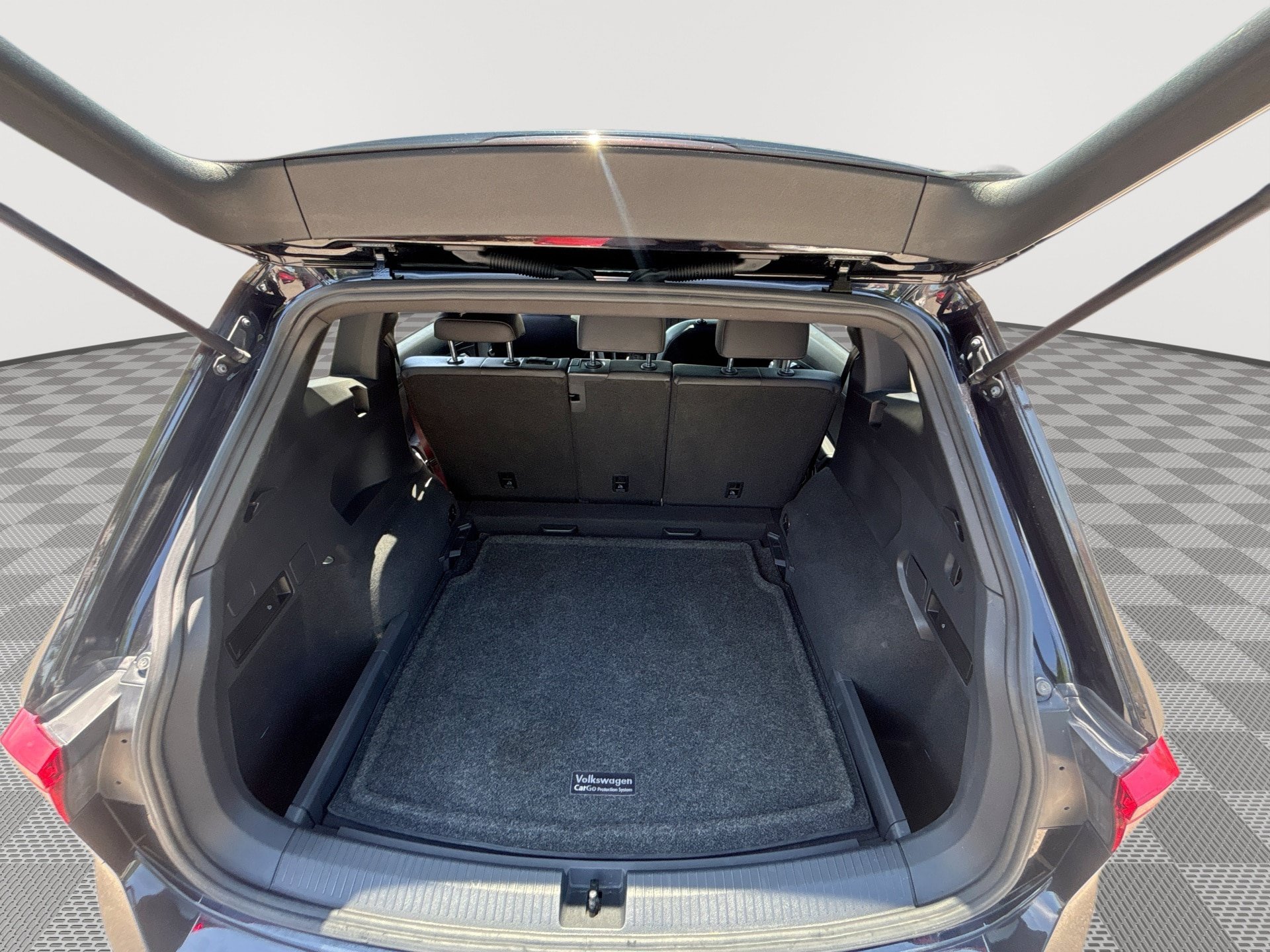 Used 2020 Volkswagen Tiguan SE R-Line AWD/4WD image 22