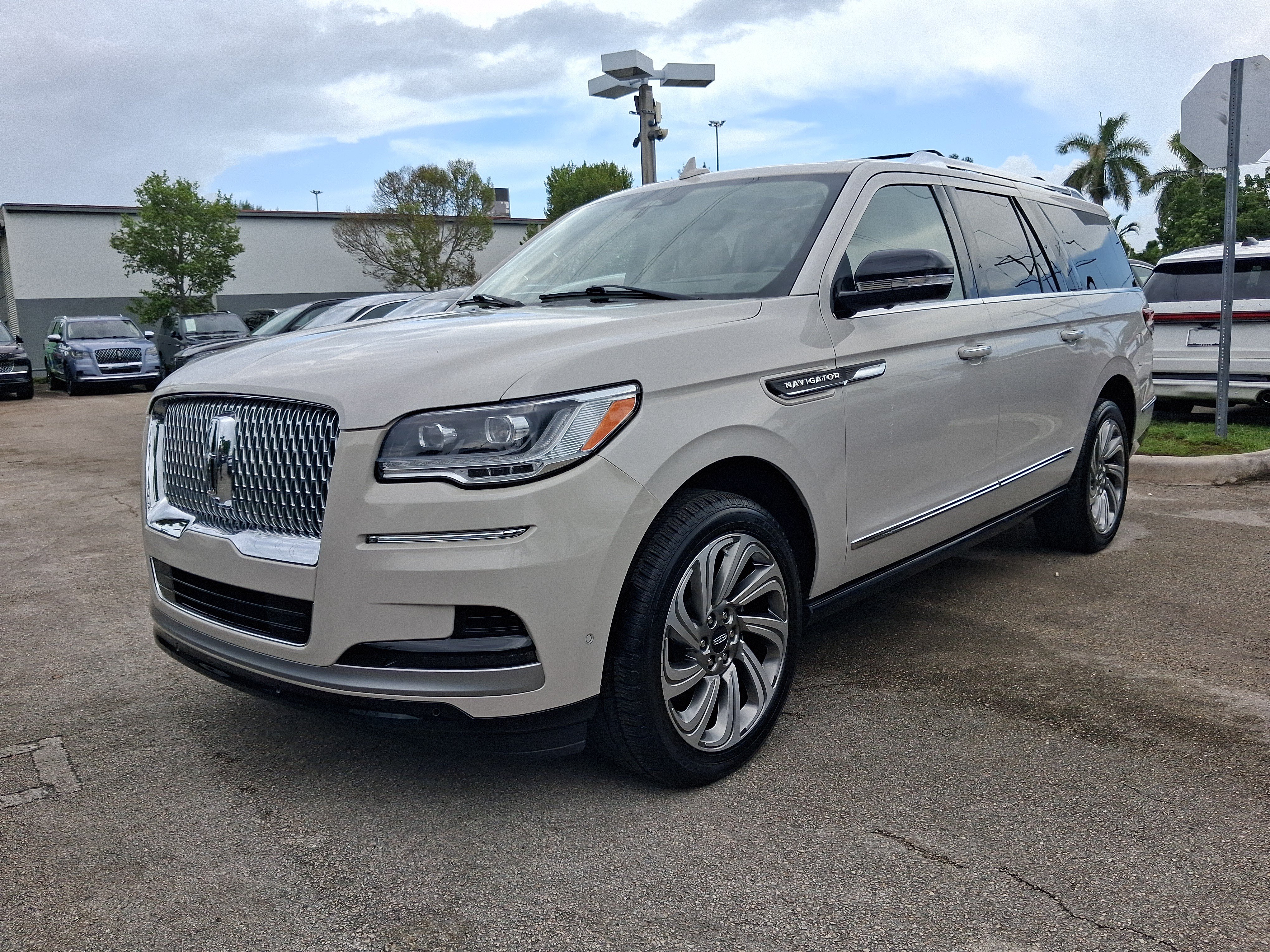 Used 2023 Lincoln Navigator L Reserve RWD image 2