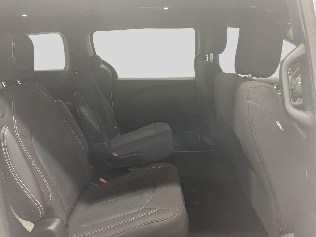 Used 2023 Chrysler Pacifica Touring image 10