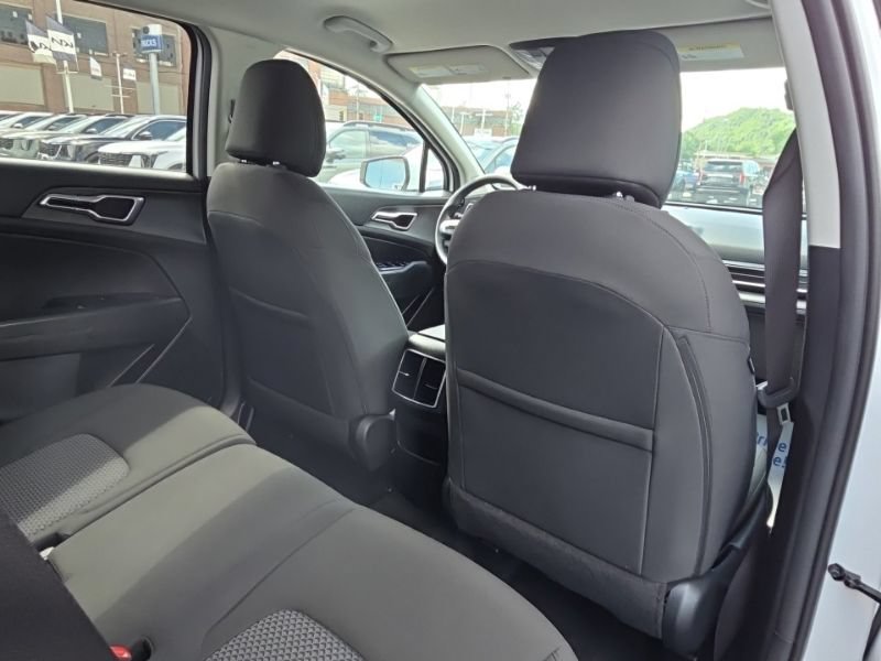Used 2025 Kia Sportage LX AWD/4WD image 16