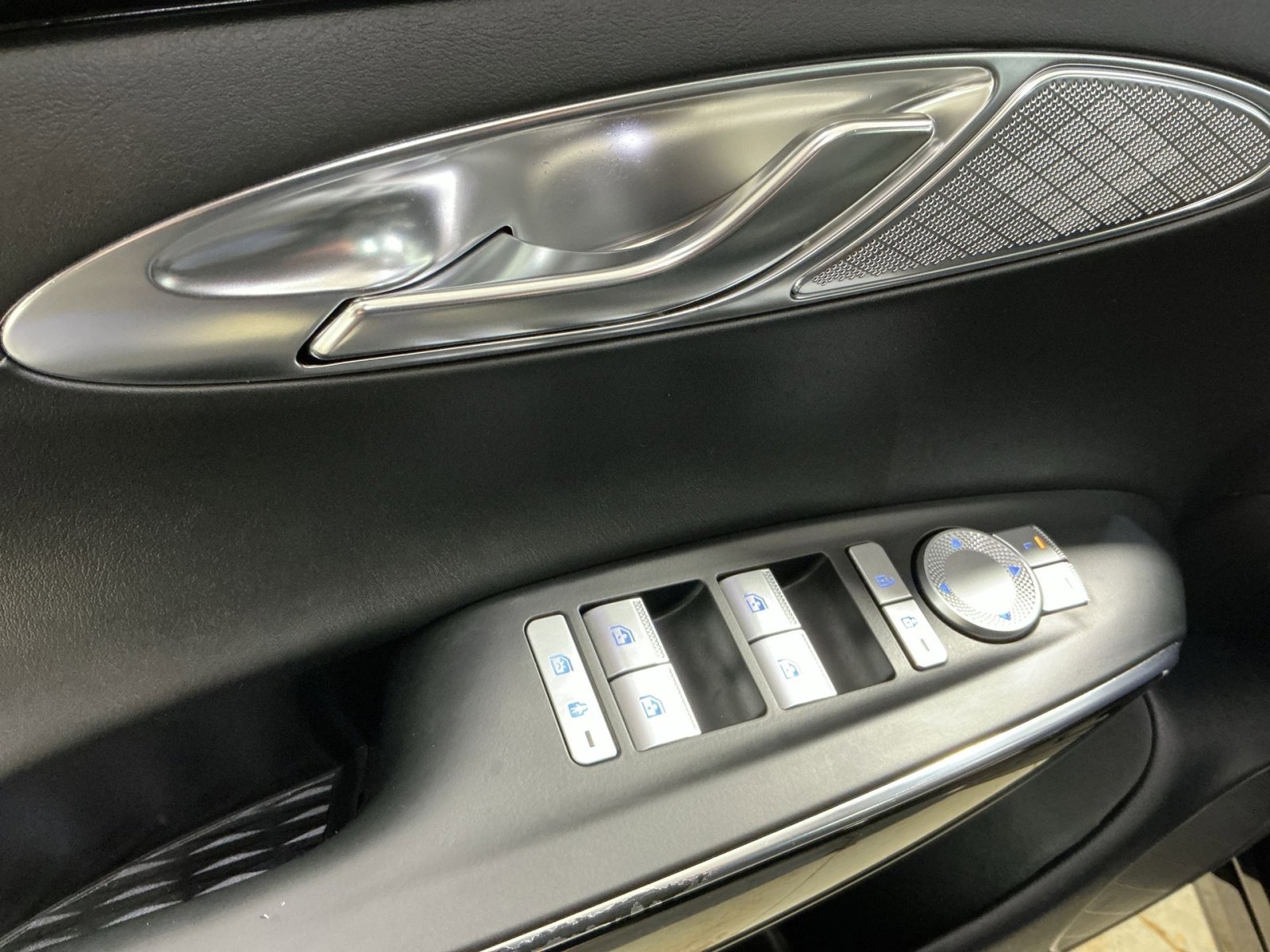 Used 2023 Genesis GV70 2.5T w/ Cargo Package image 23