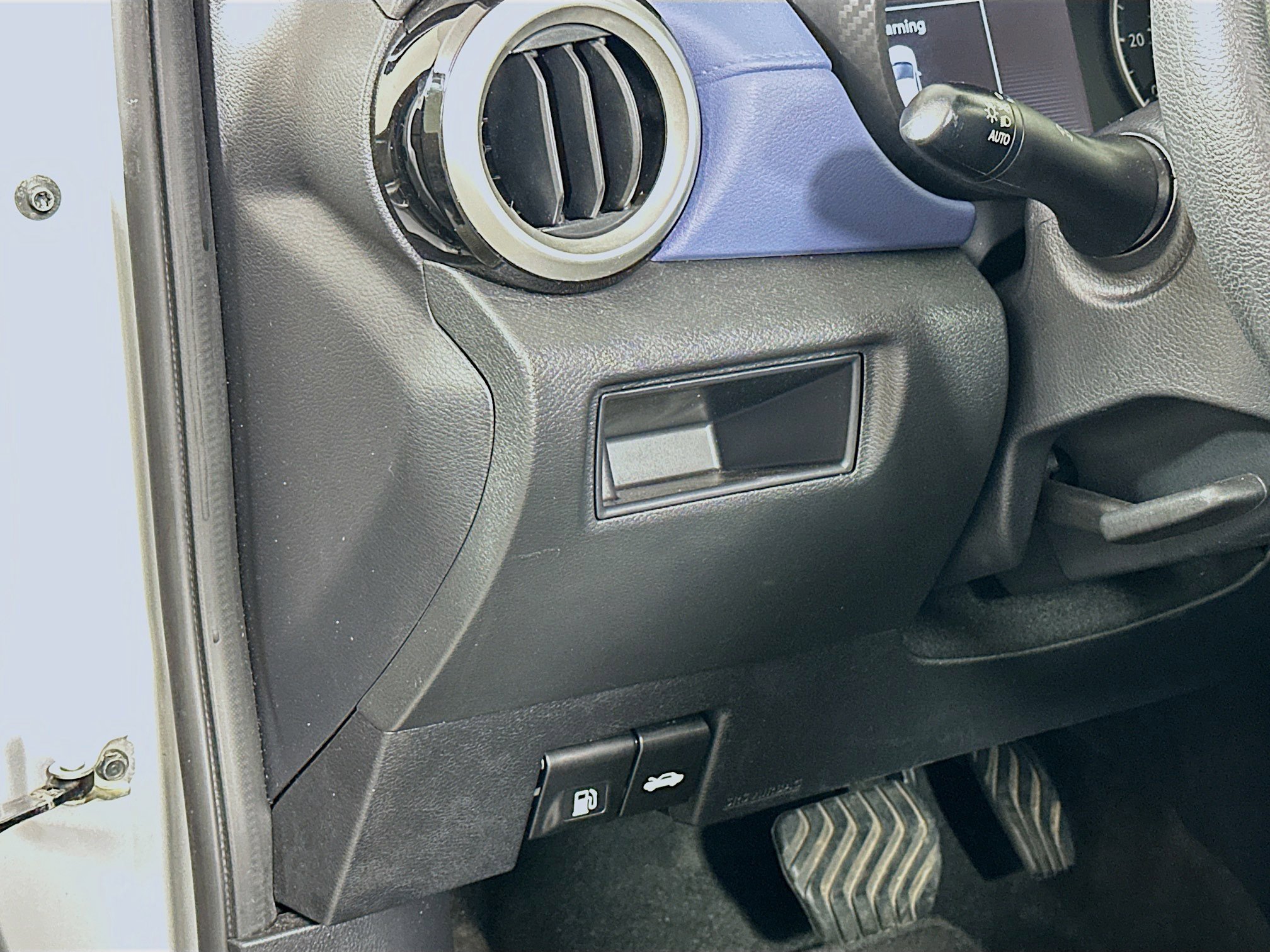 Used 2023 Nissan Versa SV image 17