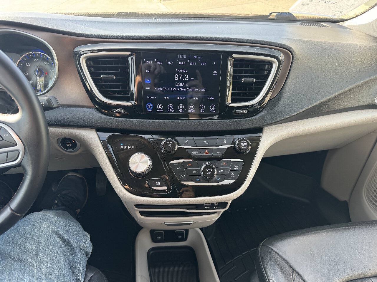 Used 2017 Chrysler Pacifica Touring-L FWD image 18