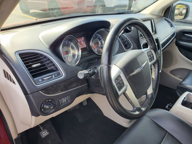 Used 2013 Chrysler Town & Country Touring FWD image 23
