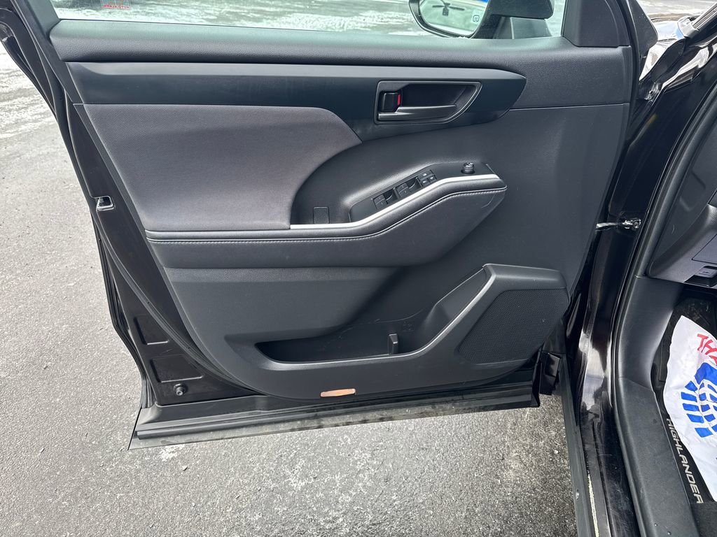 Used 2020 Toyota Highlander LE image 23