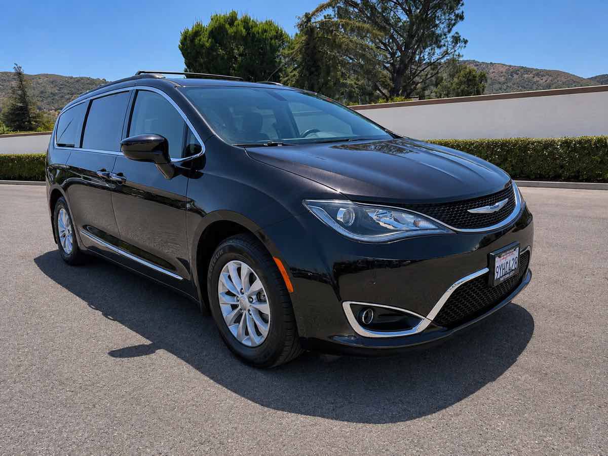 Used 2017 Chrysler Pacifica Touring-L FWD image 1