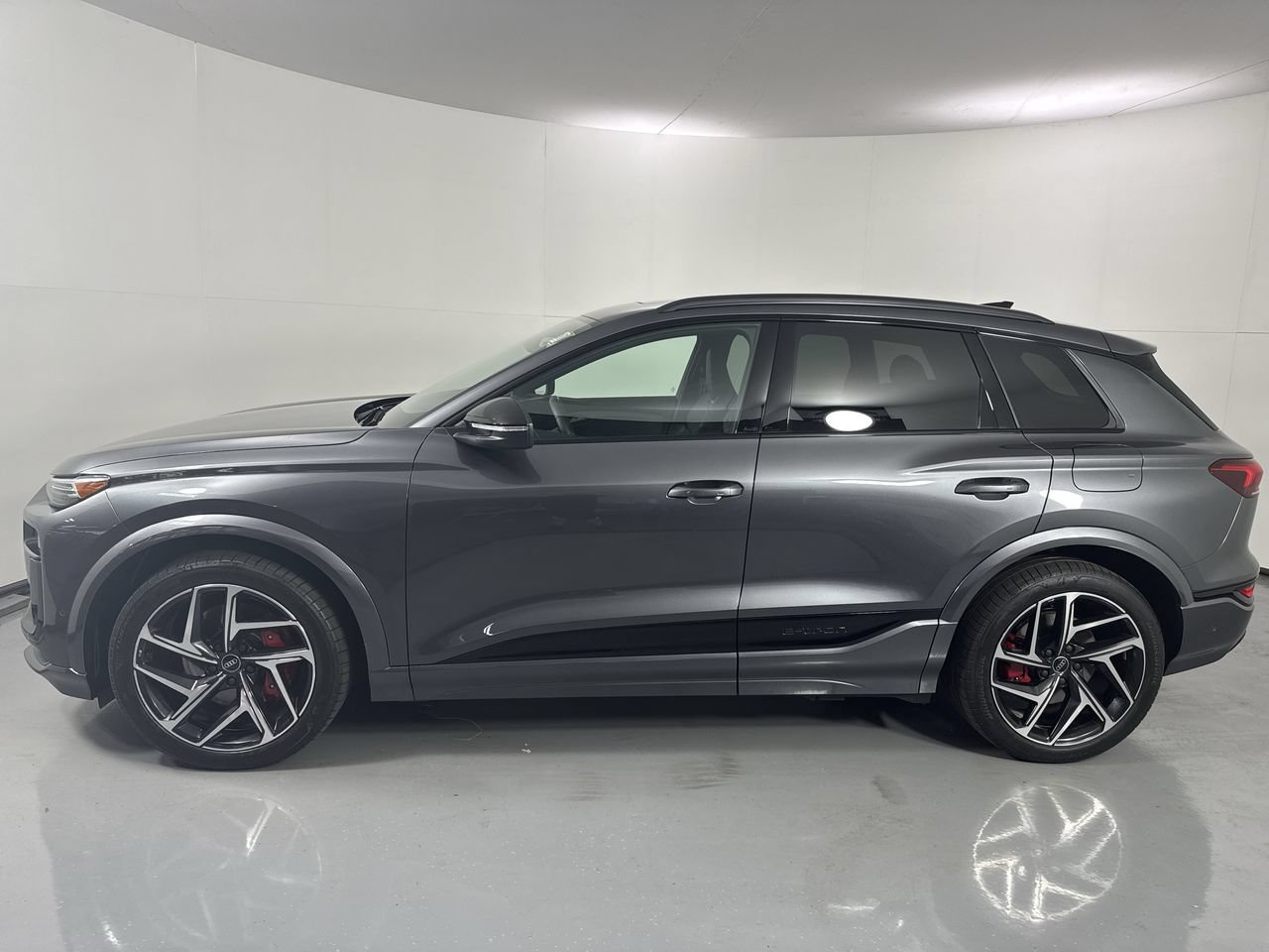 Used 2025 Audi SQ6 e-tron Premium Plus w/ Premium Plus AWD/4WD image 30