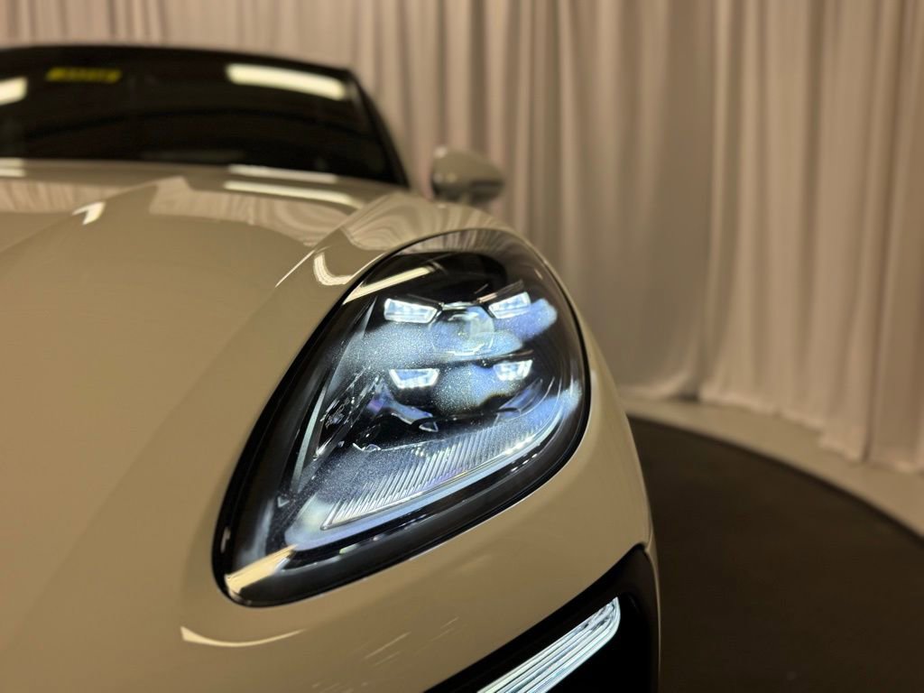 Certified 2026 Porsche Macan AWD/4WD image 42