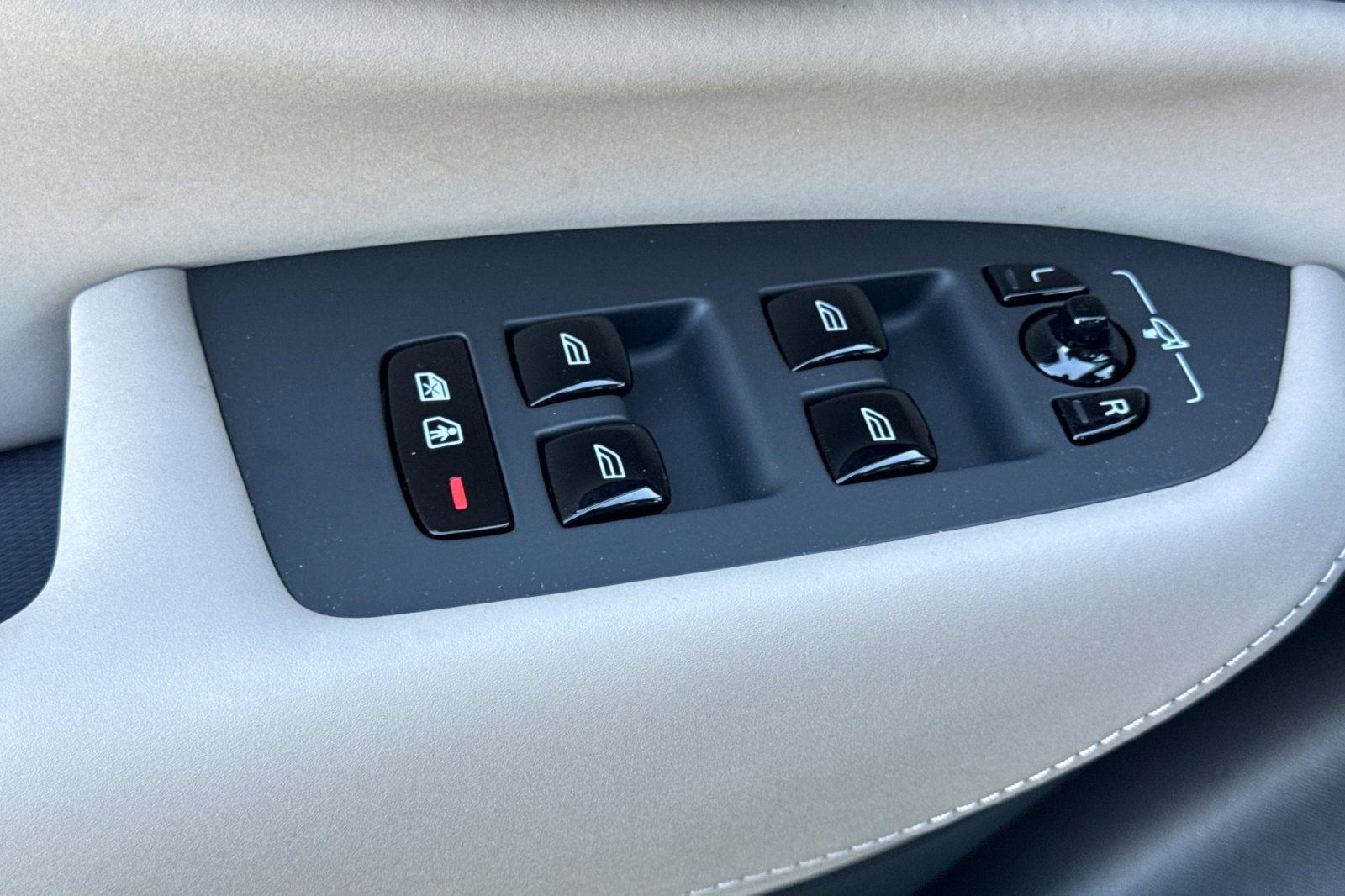 New 2026 Volvo XC90 B6 Plus w/ Protection Package Premier image 15