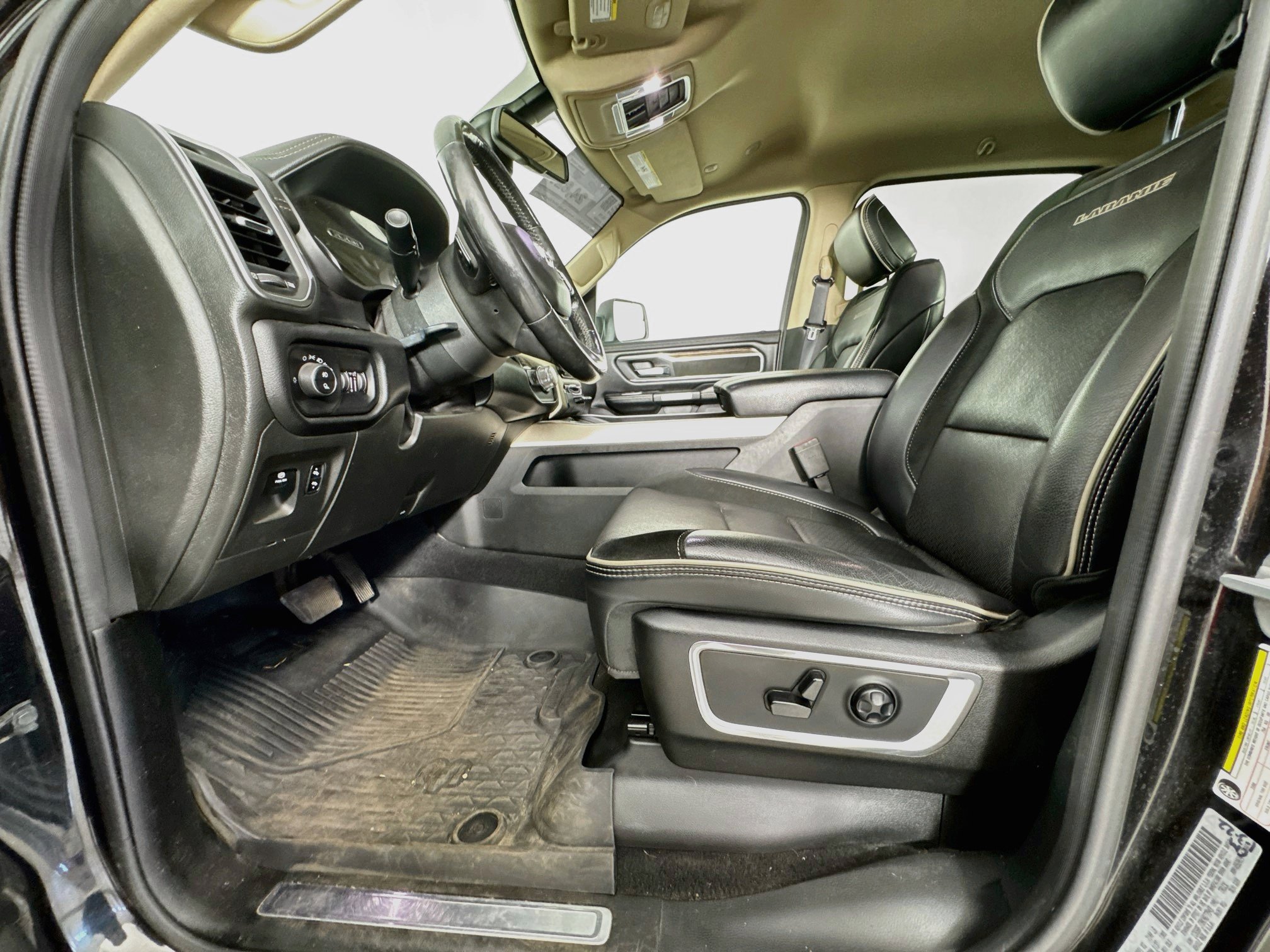 Used 2019 RAM 1500 Laramie AWD/4WD image 21
