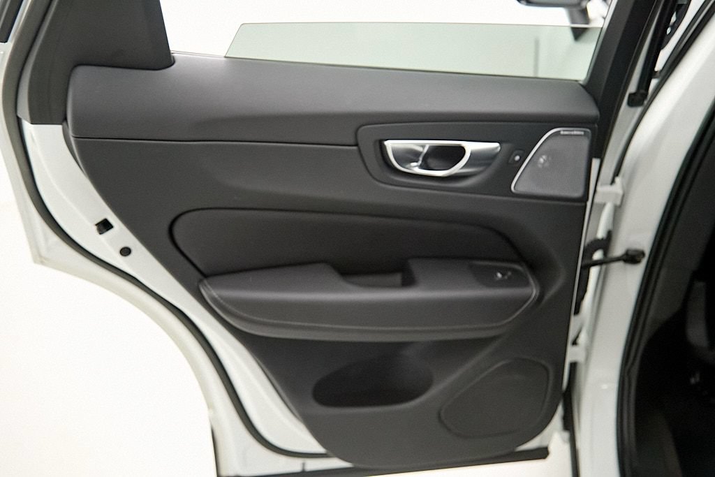 Certified 2023 Volvo XC60 T8 Ultimate w/ Climate Package AWD/4WD image 18