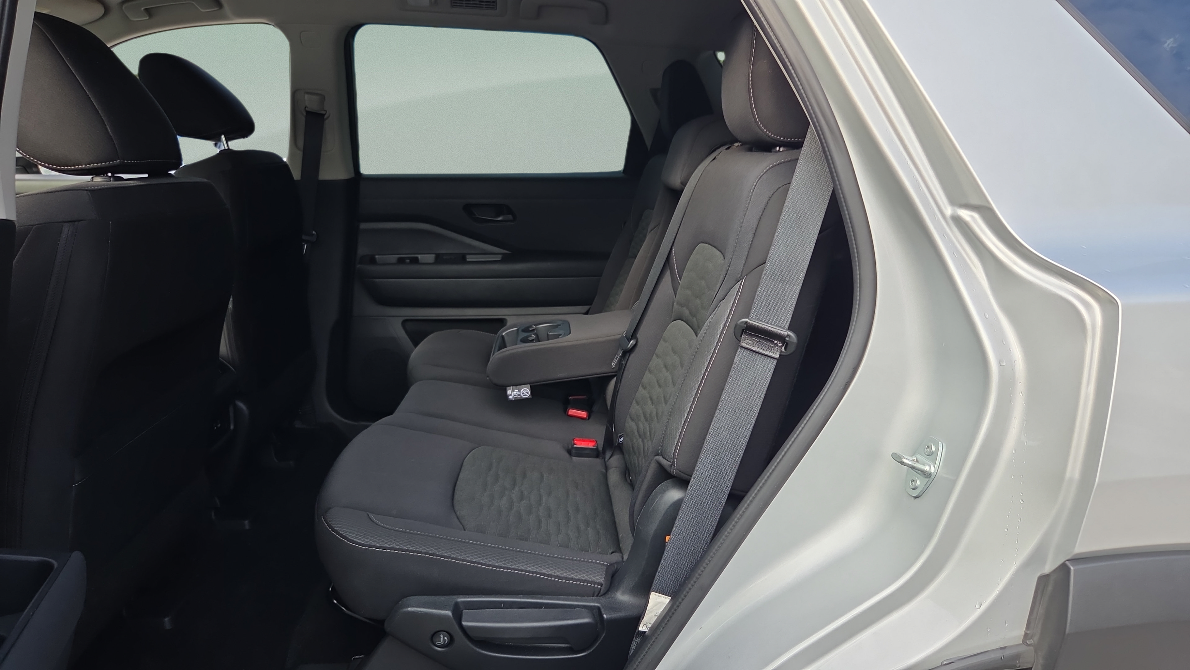 Used 2025 Nissan Pathfinder SV FWD image 10