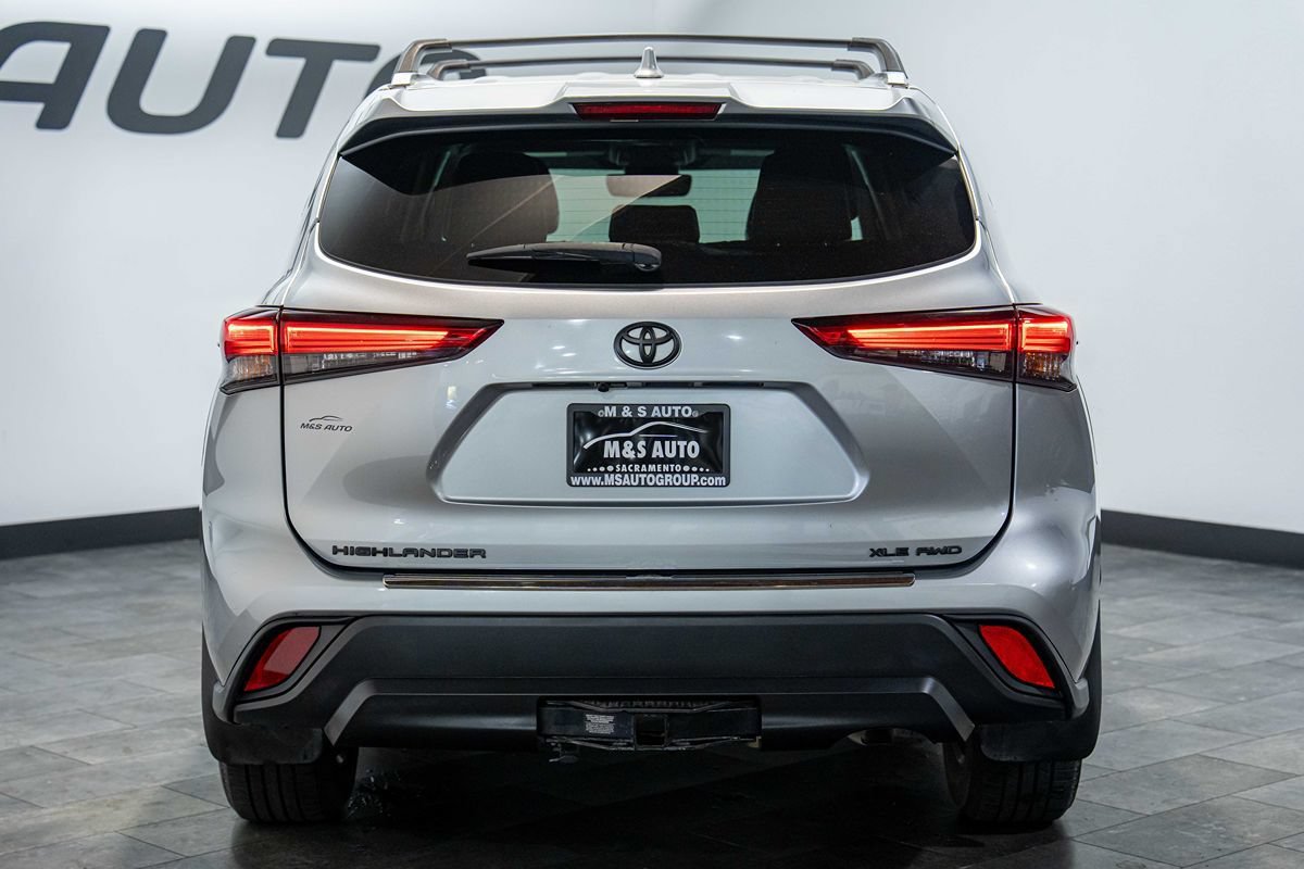 Used 2022 Toyota Highlander XLE AWD/4WD image 5