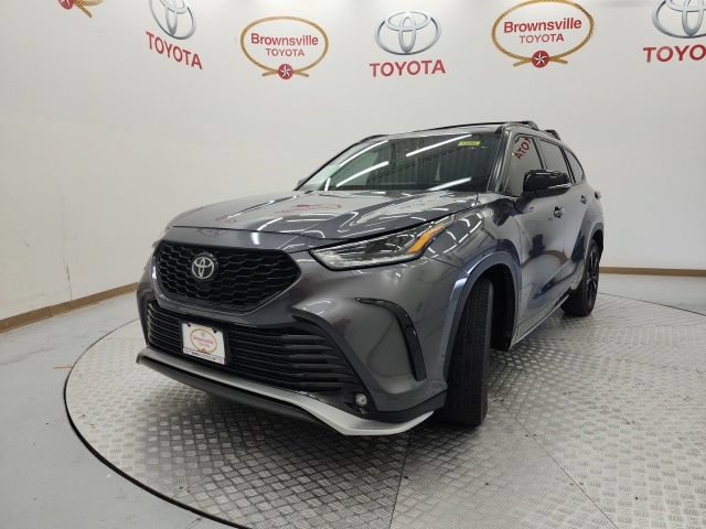 Used 2023 Toyota Highlander XSE FWD image 2