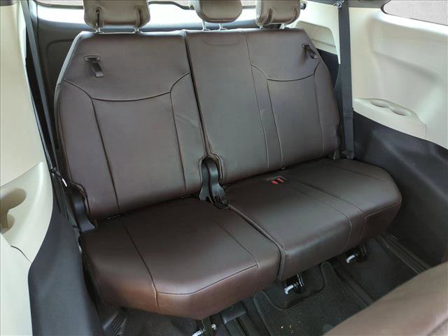 Used 2021 Toyota Sienna Platinum image 19