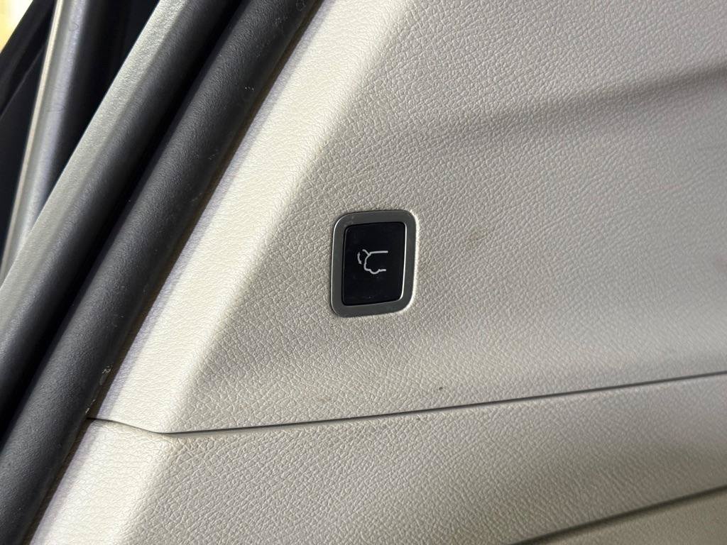 Used 2018 Chrysler Pacifica Touring-L FWD image 38