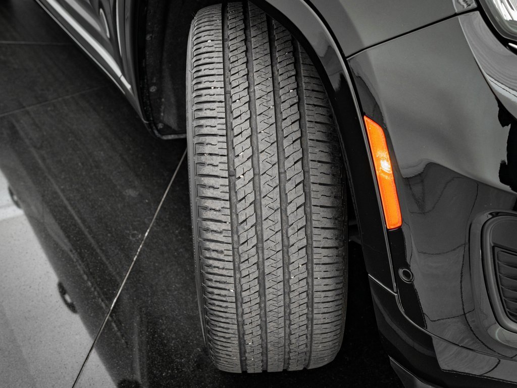 Used 2023 Jeep Grand Cherokee Overland w/ Adv Protech Group III image 40