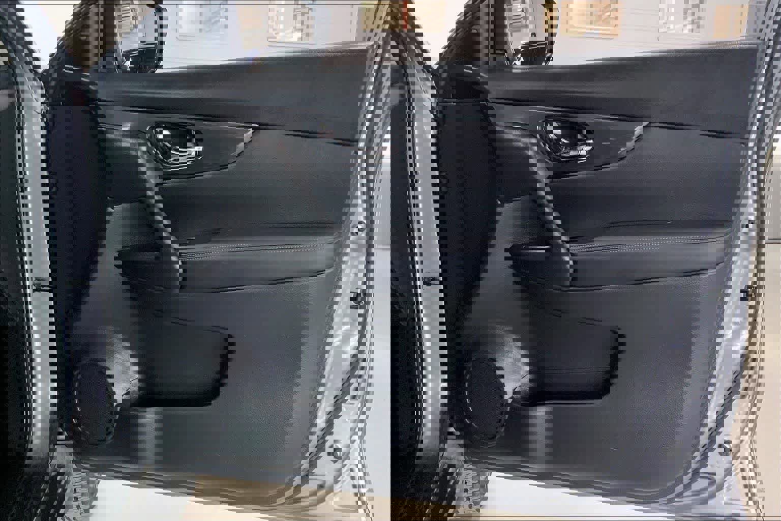 Used 2018 Nissan Rogue SV w/ Premium Package image 26