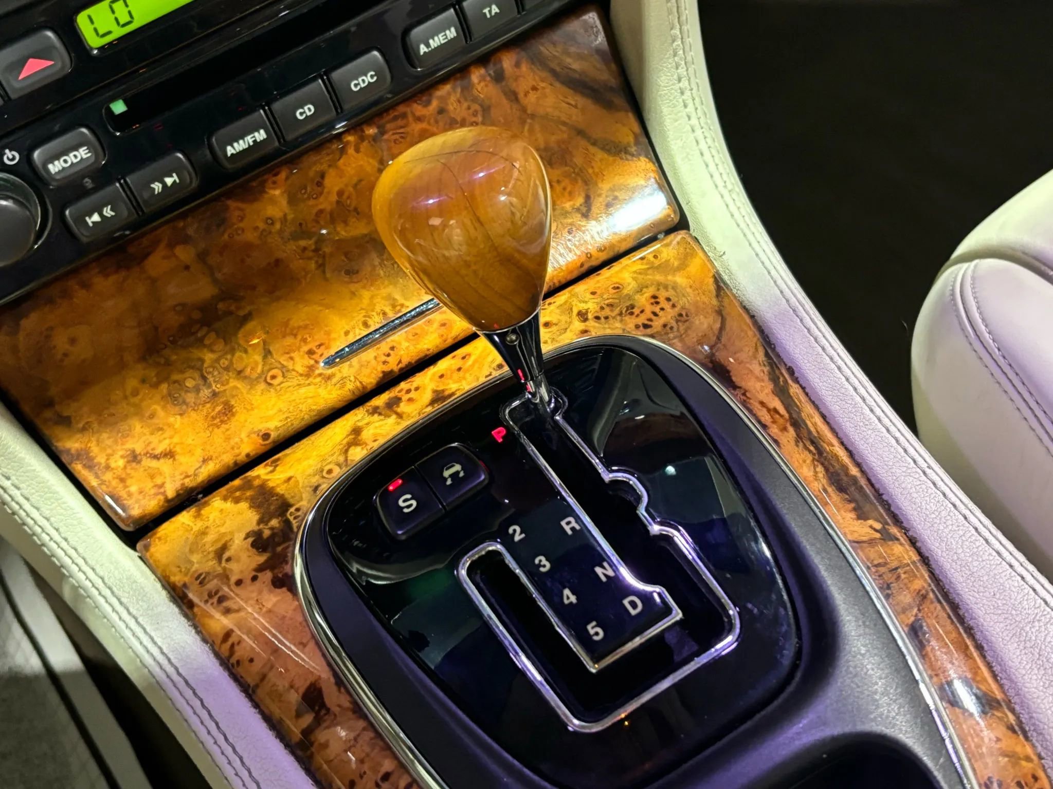 Used 2004 Jaguar XJ8 image 22