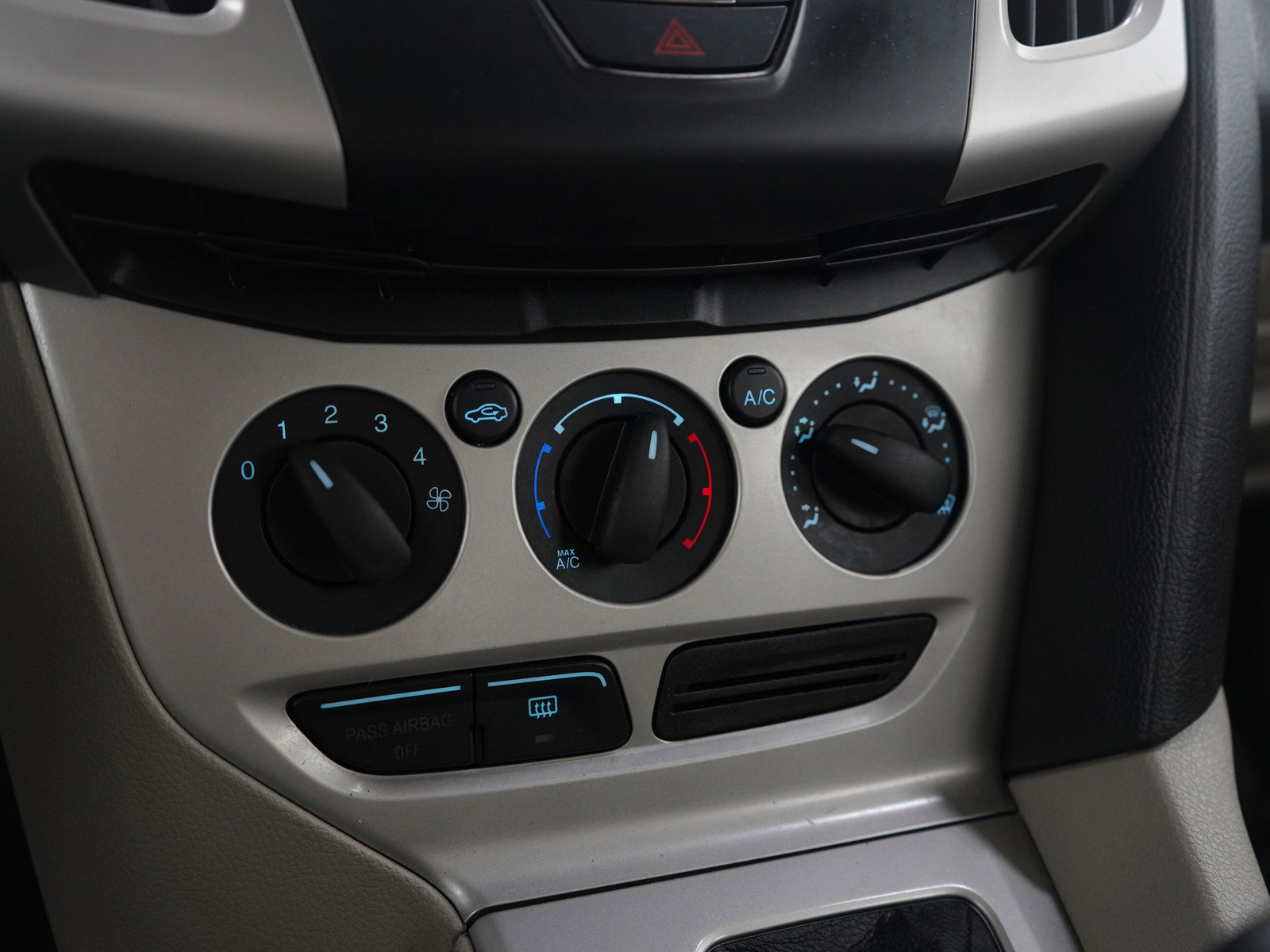 Used 2012 Ford Focus SE w/ SE Winter Pkg image 21