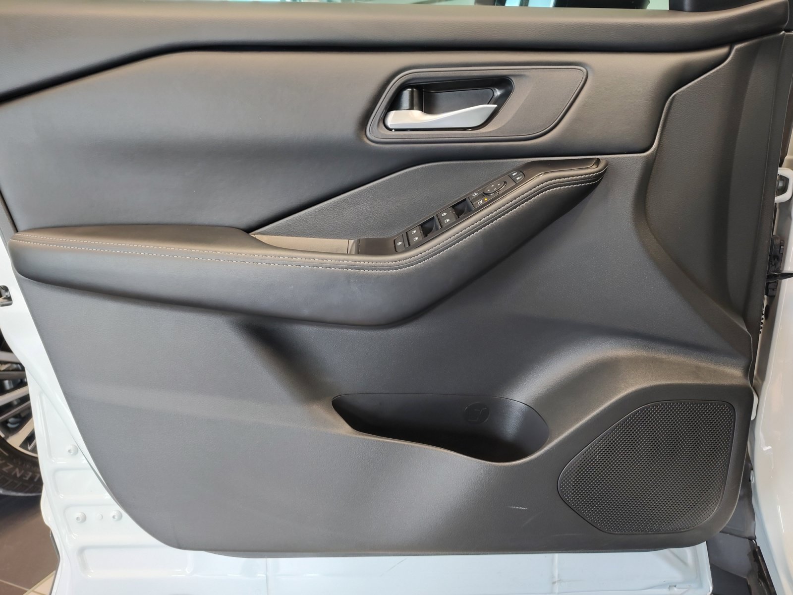 Used 2025 Nissan Rogue SV FWD image 26