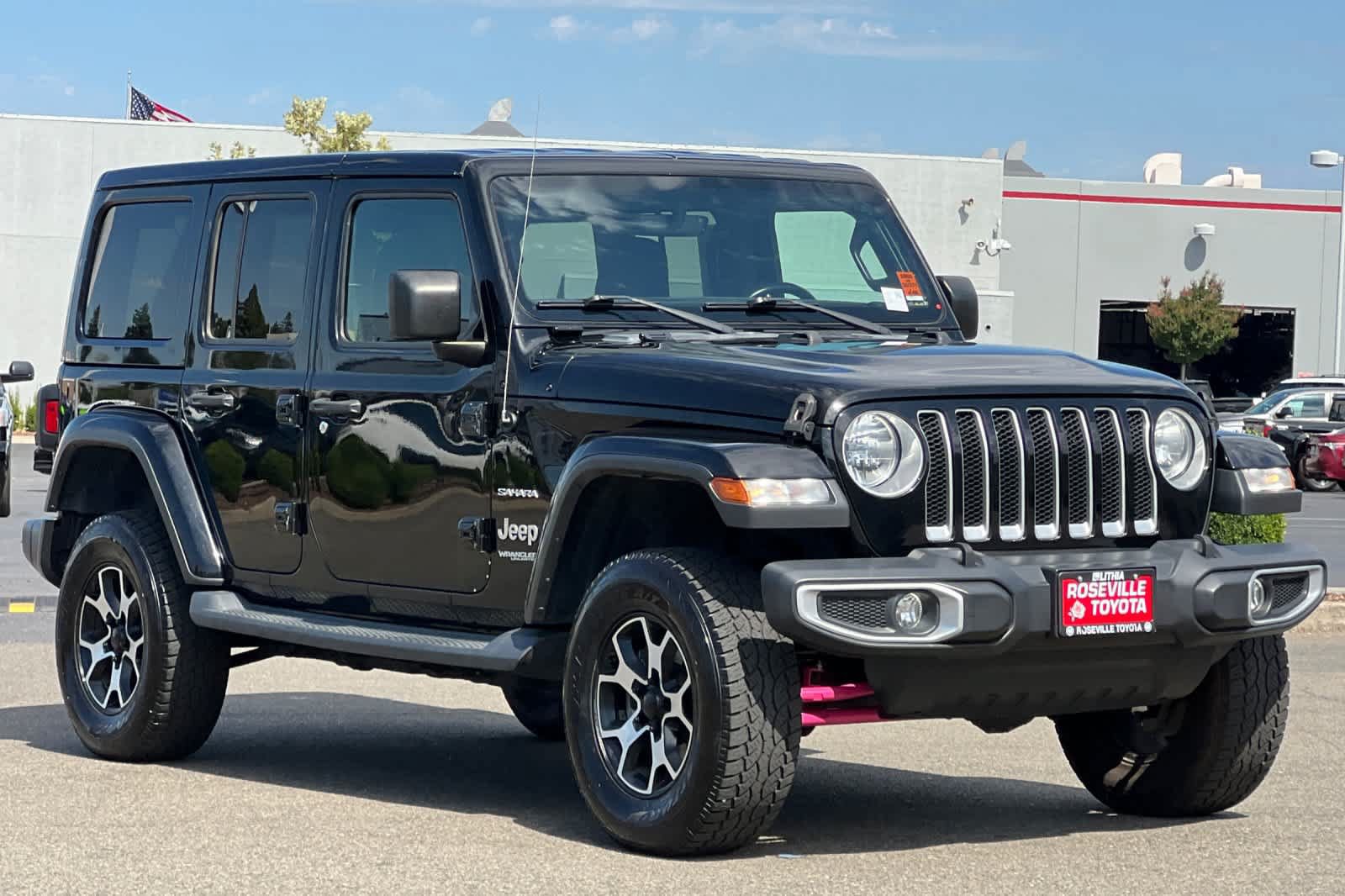 Used 2018 Jeep Wrangler Unlimited Sahara w/ Uconnect 4C Nav & Sound Group AWD/4WD image 5