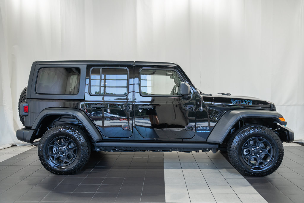 Used 2023 Jeep Wrangler Unlimited w/ Cold Weather Group AWD/4WD image 3