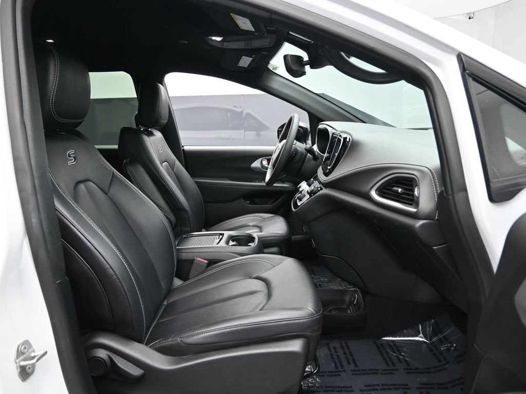 Used 2024 Chrysler Pacifica Limited FWD image 35