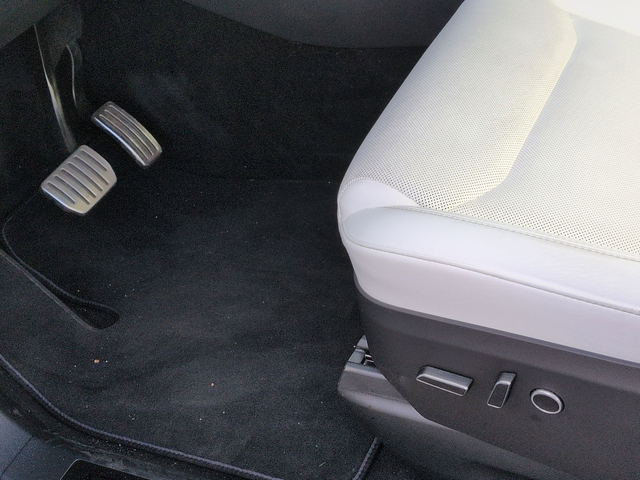 Used 2024 Tesla Model X image 17