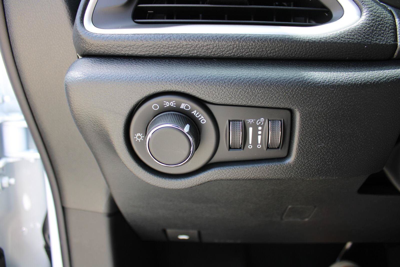 New 2027 Chrysler Pacifica Select FWD image 13