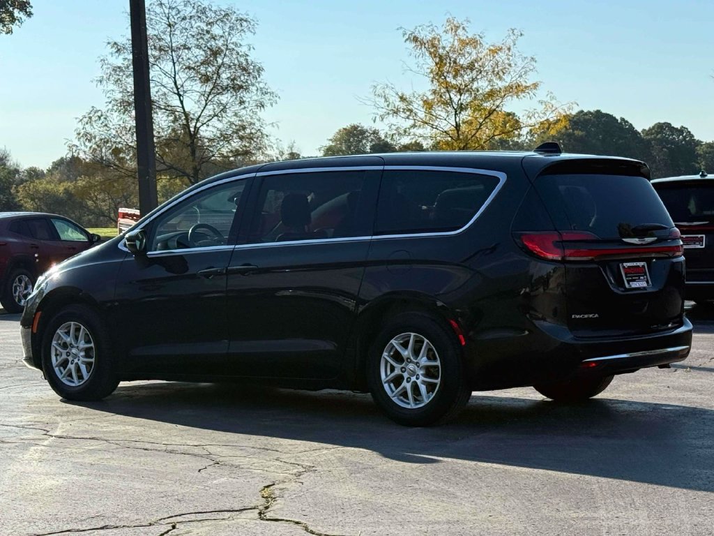 Used 2023 Chrysler Pacifica Touring-L FWD image 7