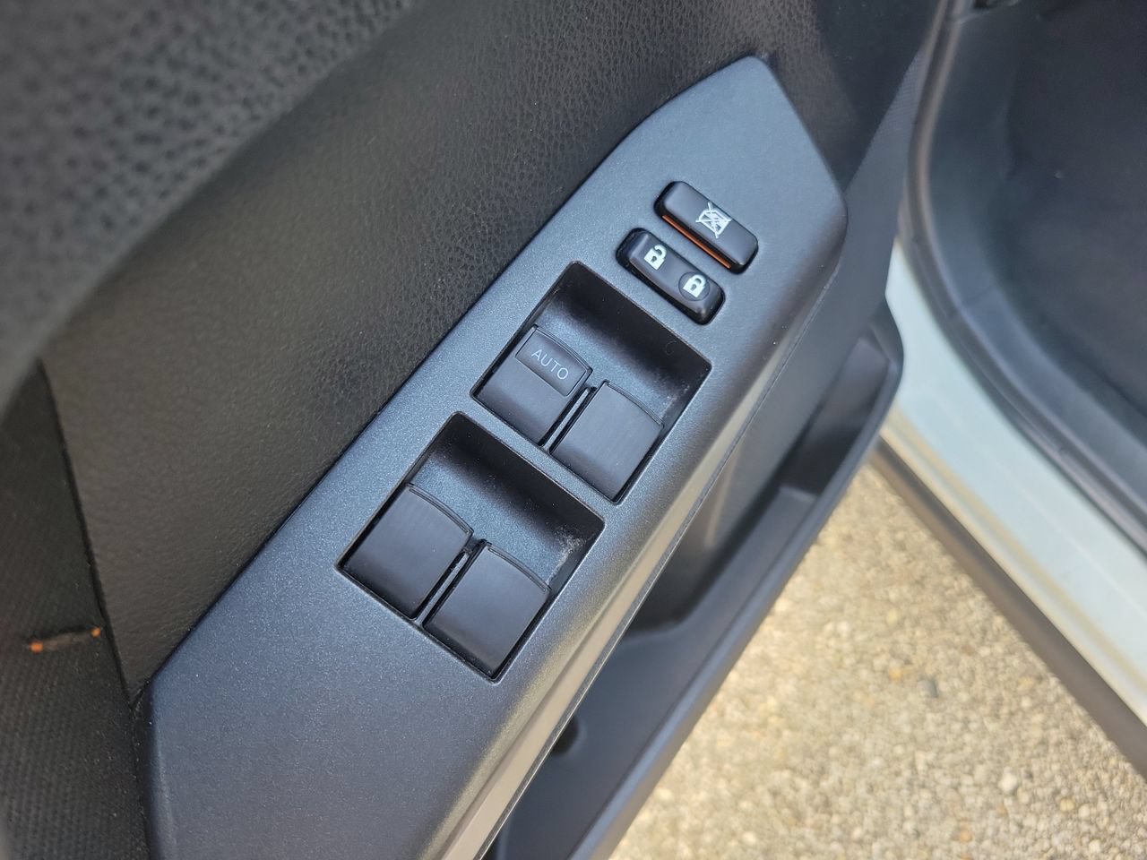 Used 2018 Toyota RAV4 LE FWD image 14
