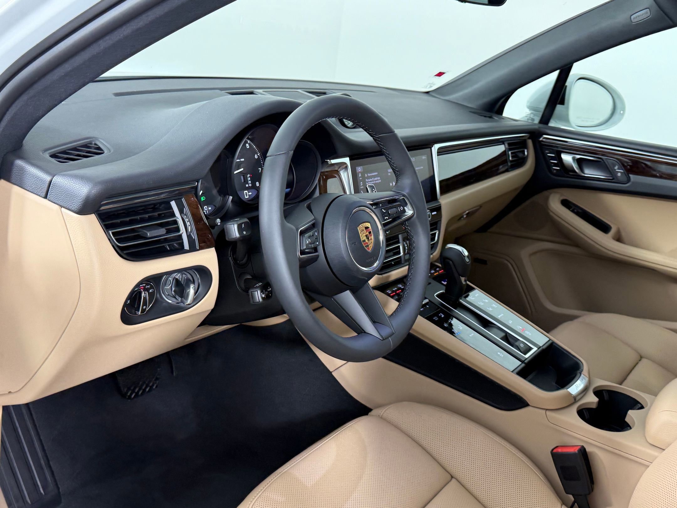 Certified 2026 Porsche Macan AWD/4WD image 4