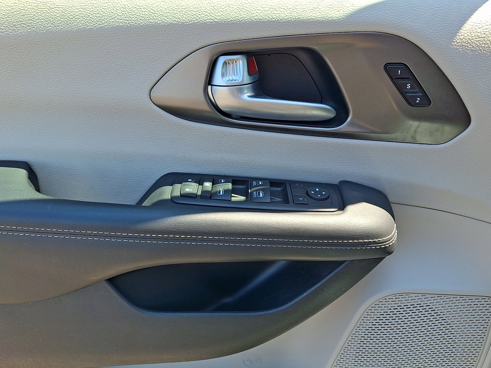 Used 2024 Chrysler Pacifica Touring-L FWD image 13