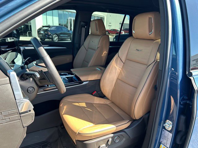 Used 2026 Cadillac Escalade Luxury w/ Touring Package AWD/4WD image 16
