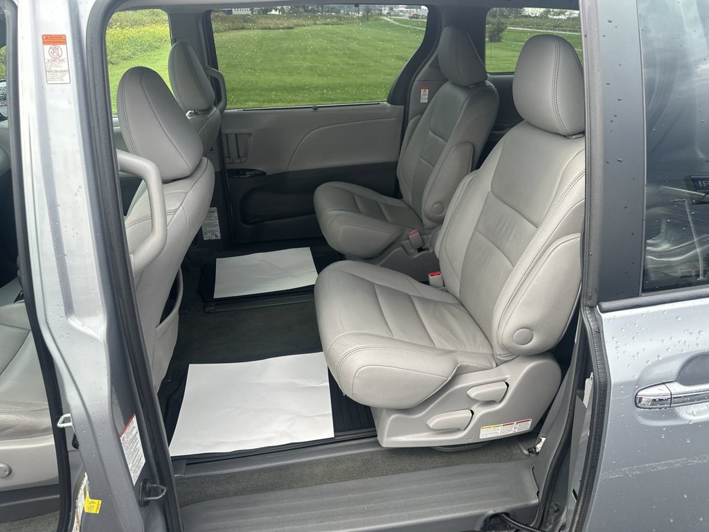Used 2015 Toyota Sienna XLE Premium AWD/4WD image 29