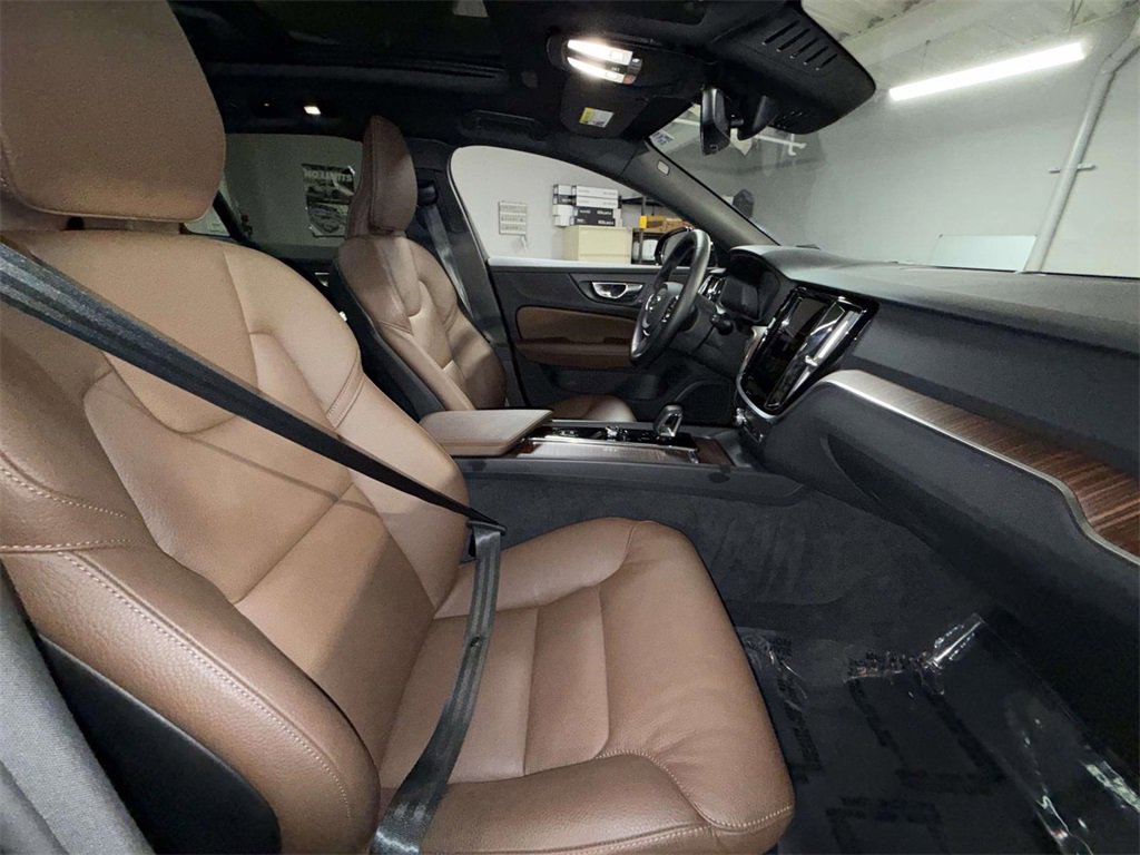 Used 2025 Volvo V60 B5 Cross Country Plus image 14