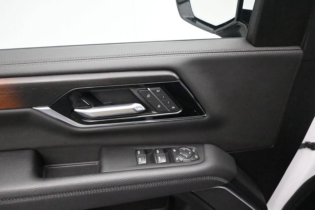 Used 2025 GMC Yukon XL Denali AWD/4WD image 11