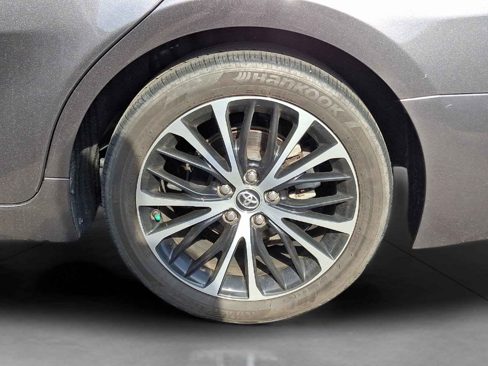 Used 2020 Toyota Camry SE w/ Convenience Package FWD image 9
