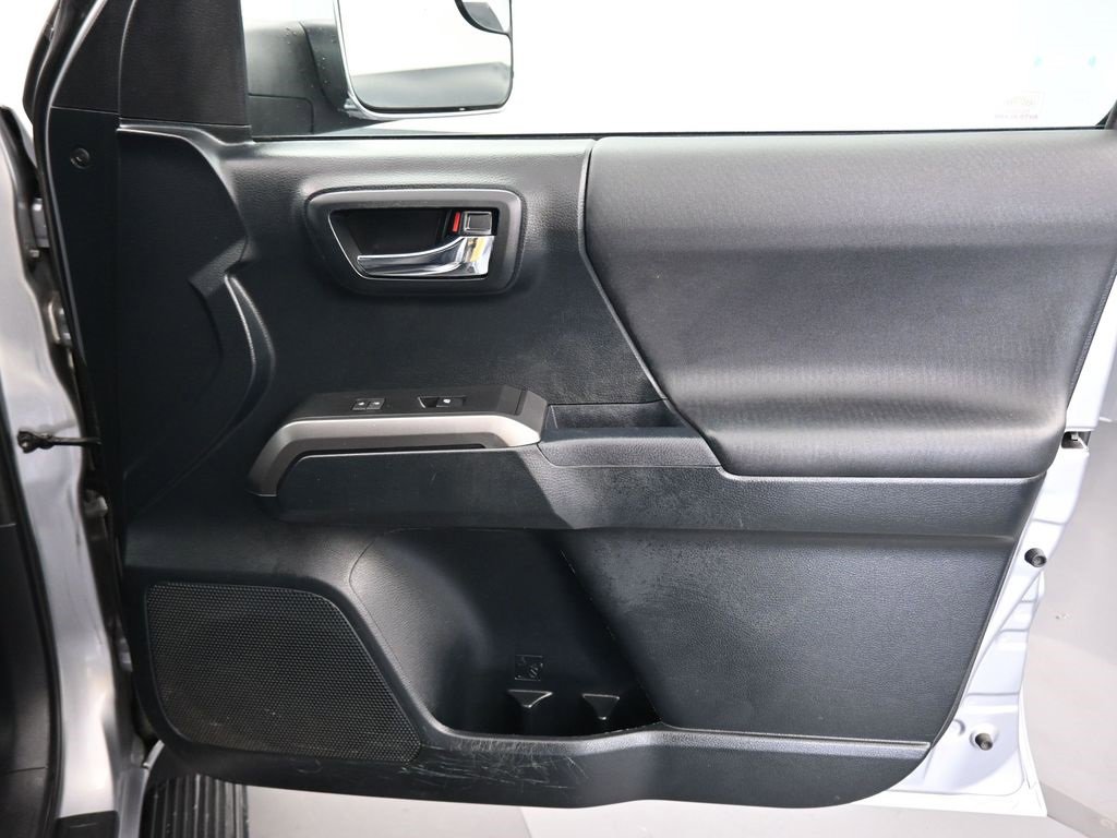 Used 2017 Toyota Tacoma TRD Sport image 39