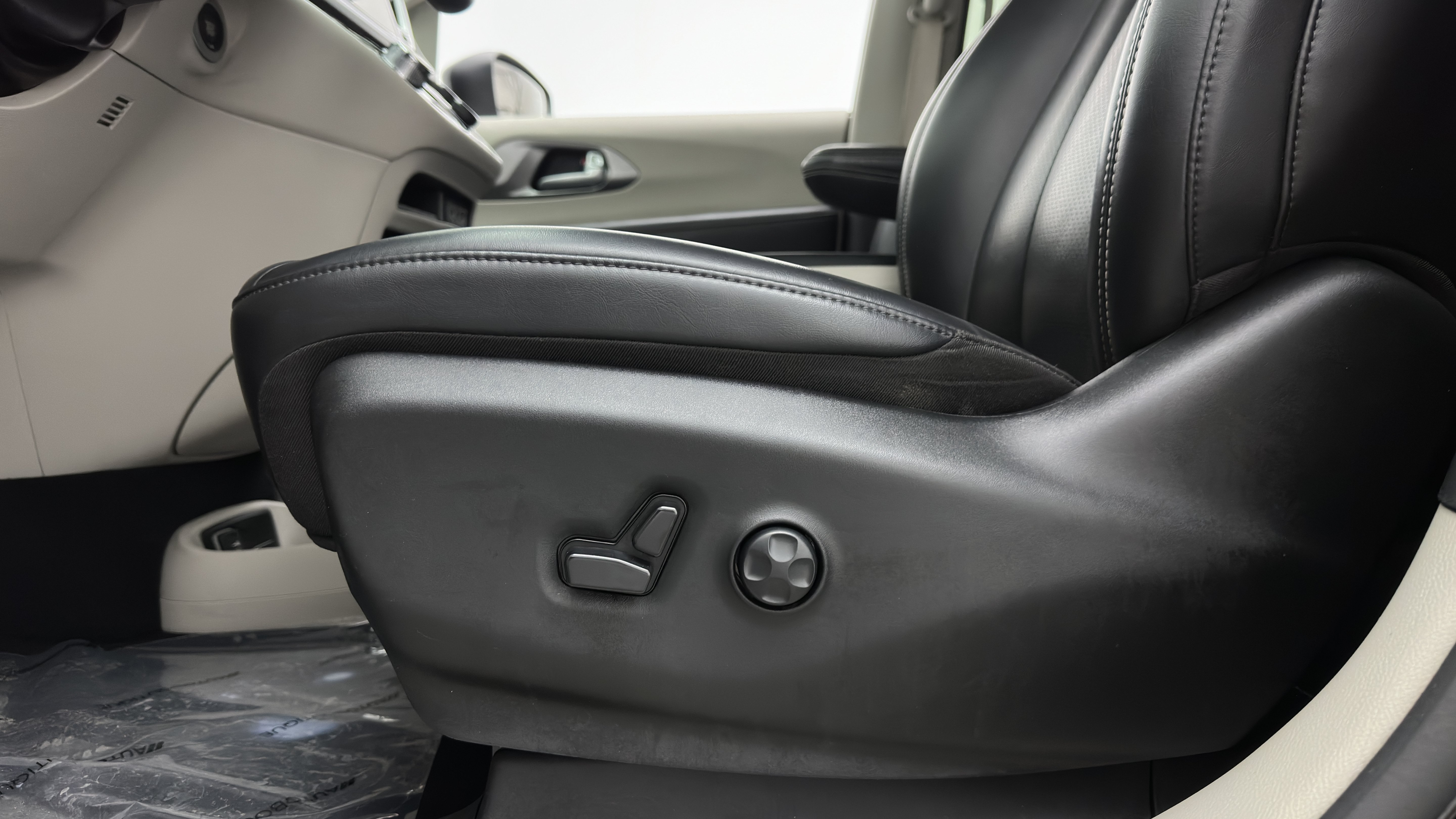 Used 2023 Chrysler Pacifica Touring-L FWD image 15
